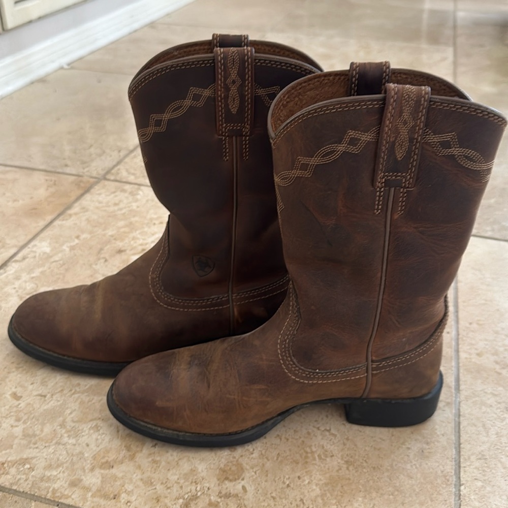 These are girls size 5 area western boots